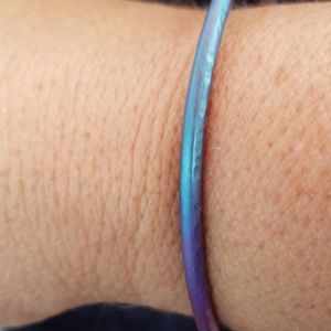 Titanium bracelet with texture in blue tones.